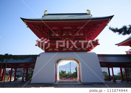 下関 赤間神宮の水天門 竜宮城のよう 下関 赤間神宮の水天門 竜宮城のよう 111874944