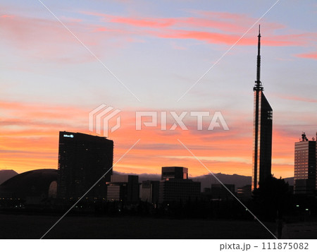 朝の百道浜 111875082