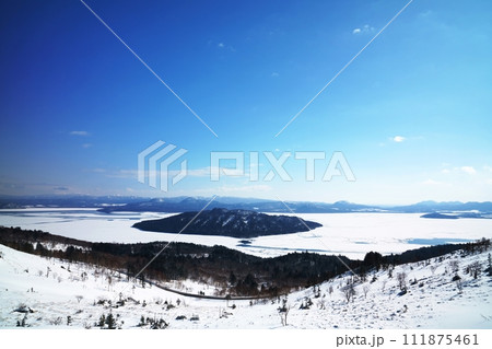 美幌峠から青空と冬の屈斜路湖　北海道 111875461