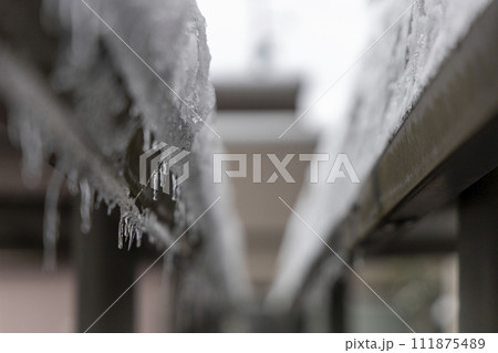 屋根に積もった雪と氷柱 111875489