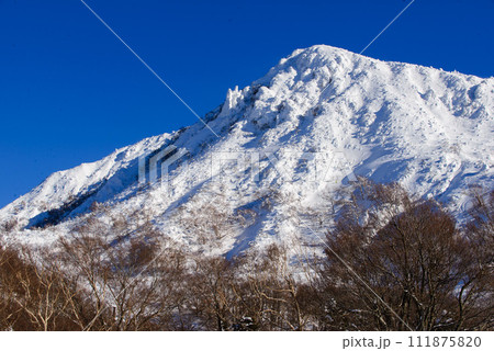 ゴンドラを降りて見える冬山の風景 111875820