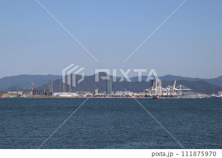 福岡市の博多湾から見た福岡都市風景 福岡市の博多湾から見た福岡都市風景 111875970