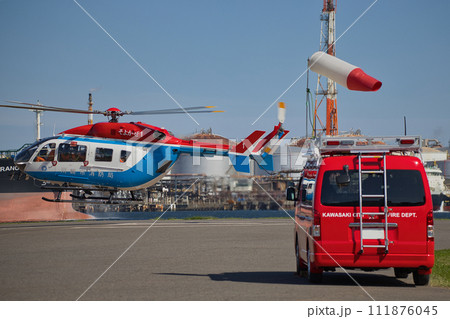 川崎市消防局 航空隊 「そよかぜ1」と指揮車 川崎市消防局 航空隊 「そよかぜ1」と指揮車 111876045