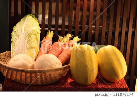 野菜と木製の格子窓 野菜と木製の格子窓 111876174