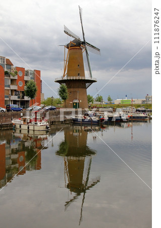 西ヨーロッパのオランダ　南ホラント州の中心都市ロッテルダムの運河沿いの風車がある街並み 111876247