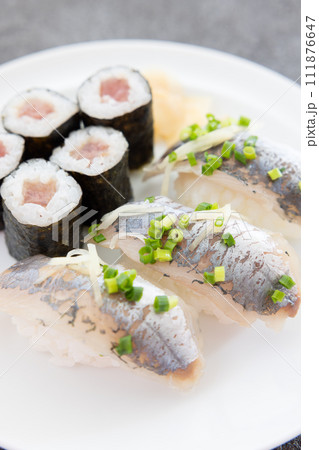 おいしい鉄火巻とアジの握り寿司 111876647