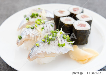 おいしい鉄火巻とアジの握り鮨 111876648
