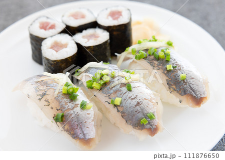 おいしい鉄火巻とアジの握り寿司 111876650