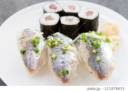 おいしい鉄火巻とアジの握り鮨 111876651