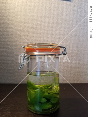 レモンチェッロを作っているところ 111876701