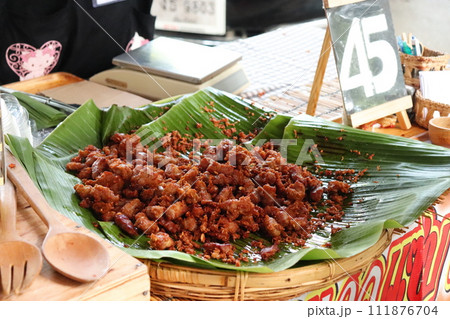 タイの市場で売られている肉料理 111876704