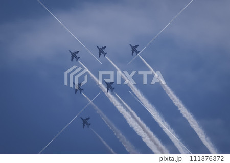 青空にヴェイパーを描く飛行機 青空にヴェイパーを描く飛行機 111876872