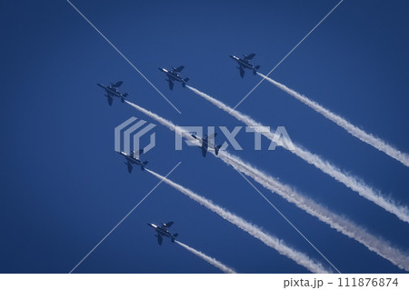 青空にヴェイパーを描く飛行機 青空にヴェイパーを描く飛行機 111876874