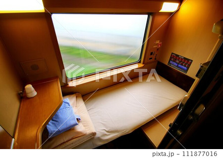 快適な個室寝台で夜行列車の旅…『寝台特急サンライズ出雲・瀬戸』285系・シングル(B寝台・平屋)) 111877016