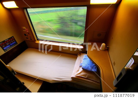 快適な個室寝台で夜行列車の旅…『寝台特急サンライズ出雲・瀬戸』285系・シングル(B寝台・平屋)) 111877019