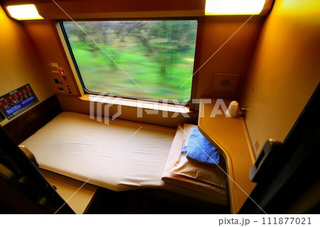 快適な個室寝台で夜行列車の旅…『寝台特急サンライズ出雲・瀬戸』285系・シングル(B寝台・平屋)) 111877021