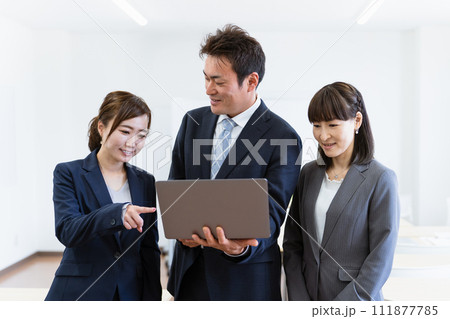 スーツを着た笑顔の正社員のビジネスマン・ビジネスウーマン(塾・講師・成績・情報) スーツを着た笑顔の正社員のビジネスマン・ビジネスウーマン(塾・講師・成績・情報) 111877785
