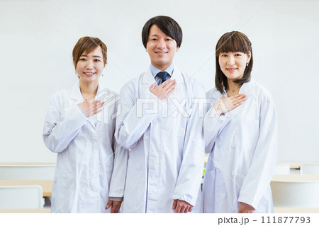 医療チーム・医師・医者の男女(信頼・誠実・お任せください) 医療チーム・医師・医者の男女(信頼・誠実・お任せください) 111877793