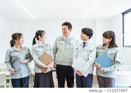 工場・工務店などの中小企業で働く作業着を着た従業員・スタッフ(ビジネスマン・ビジネスウーマン) 工場・工務店などの中小企業で働く作業着を着た従業員・スタッフ(ビジネスマン・ビジネスウーマン) 111877807