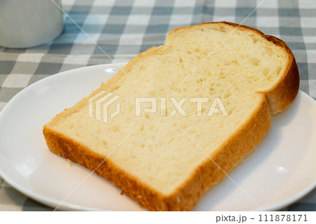 白いパン皿の上に一枚の食パン 白いパン皿の上に一枚の食パン 111878171