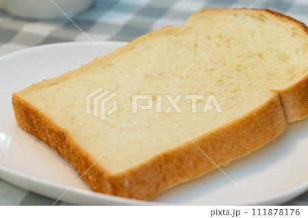 白いパン皿にのせられた一枚の食パン 111878176