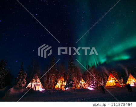 冬のカナダ イエローナイフのカナダ先住民の住居の上にレベル4のオーロラが出現 冬のカナダ イエローナイフのカナダ先住民の住居の上にレベル4のオーロラが出現 111878464