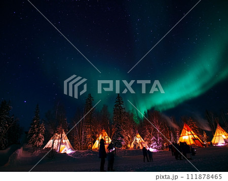 冬のカナダ　イエローナイフのカナダ先住民の住居の上にレベル4のオーロラが出現 111878465