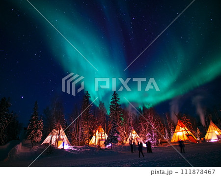 冬のカナダ イエローナイフのカナダ先住民の住居の上にレベル4のオーロラが出現 冬のカナダ イエローナイフのカナダ先住民の住居の上にレベル4のオーロラが出現 111878467