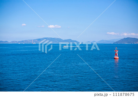 直島に向かうフェリーから見た瀬戸内海と島々と赤いブイ 直島に向かうフェリーから見た瀬戸内海と島々と赤いブイ 111878675