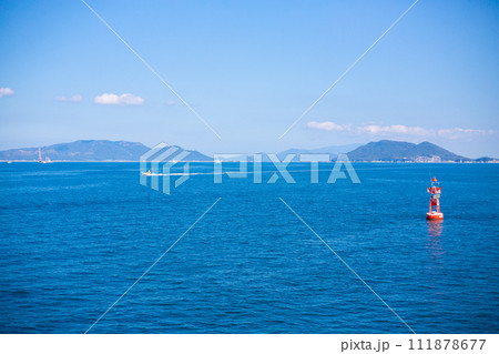 直島に向かうフェリーから見た瀬戸内海と島々と赤いブイ 直島に向かうフェリーから見た瀬戸内海と島々と赤いブイ 111878677