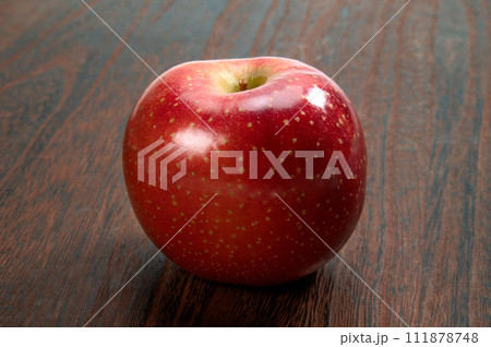 青森県産の赤リンゴ、千雪 111878748
