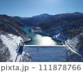 雪の積もったダム湖 111878766