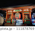 ライトアップされた夜の寺 111878769