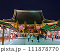 ライトアップされた夜の寺 111878770