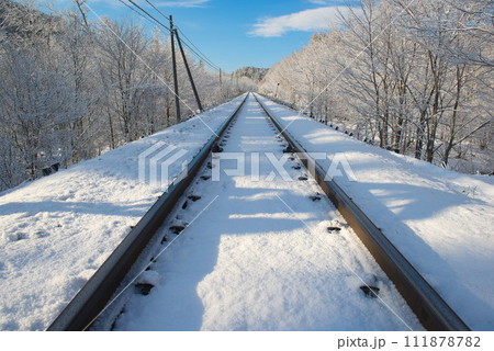 雪晴れの線路 111878782