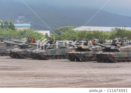 整列した戦車教導隊の多数の戦車 111878981