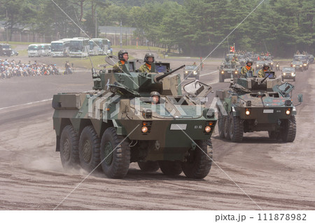 観閲行進する陸上自衛隊87式偵察警戒車 111878982