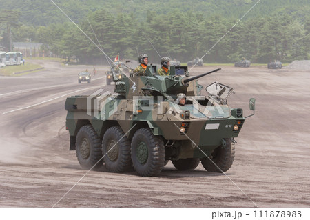 観閲行進する陸上自衛隊87式偵察警戒車 111878983