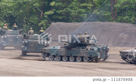 陸上自衛隊89式装甲戦闘車の隊列 111878988