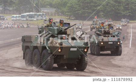 観閲行進する陸上自衛隊87式偵察警戒車 111878992