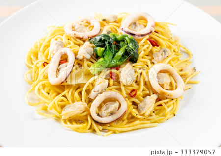 おいしい菜の花とイカのパスタ おいしい菜の花とイカのパスタ 111879057