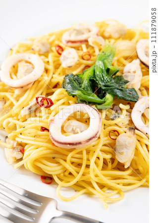 おいしい菜の花とイカのパスタ 111879058