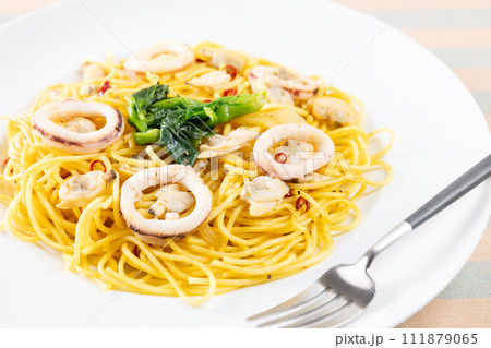 おいしい菜の花とイカのパスタ 111879065