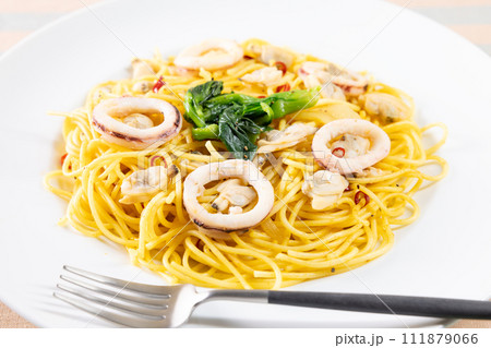 おいしい菜の花とイカのパスタ おいしい菜の花とイカのパスタ 111879066