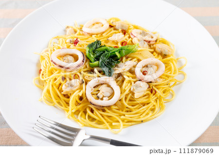 おいしい菜の花とイカのパスタ おいしい菜の花とイカのパスタ 111879069