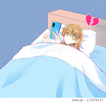 ベッドの中でスマホを見る女性　失恋 111879137