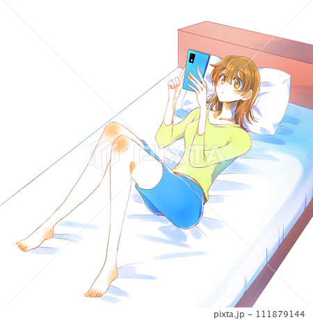 ベッドの上でスマホを見る女性 111879144