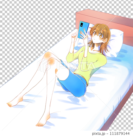 ベッドの上でスマホを見る女性 111879144