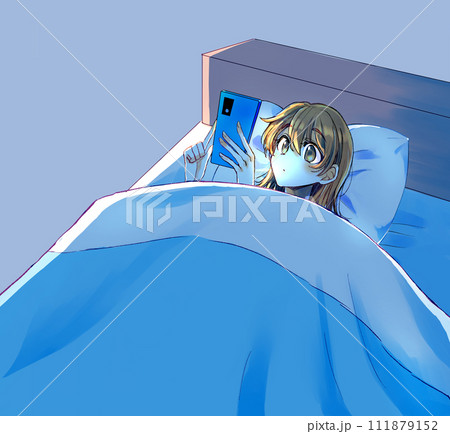 ベッドの中でスマホを見る女性 ネガティブイメージ ベッドの中でスマホを見る女性 ネガティブイメージ 111879152