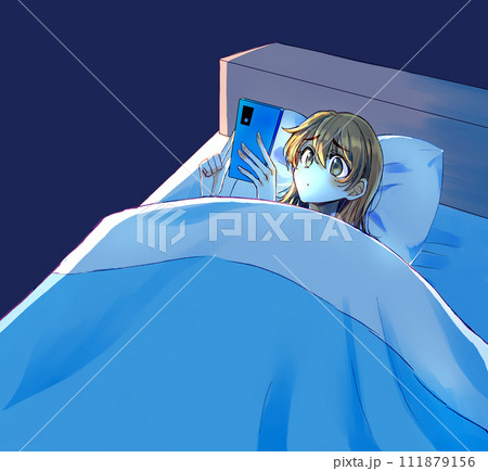 ベッドの中でスマホを見る女性　嫌な顔　ネガティブイメージ 111879156
